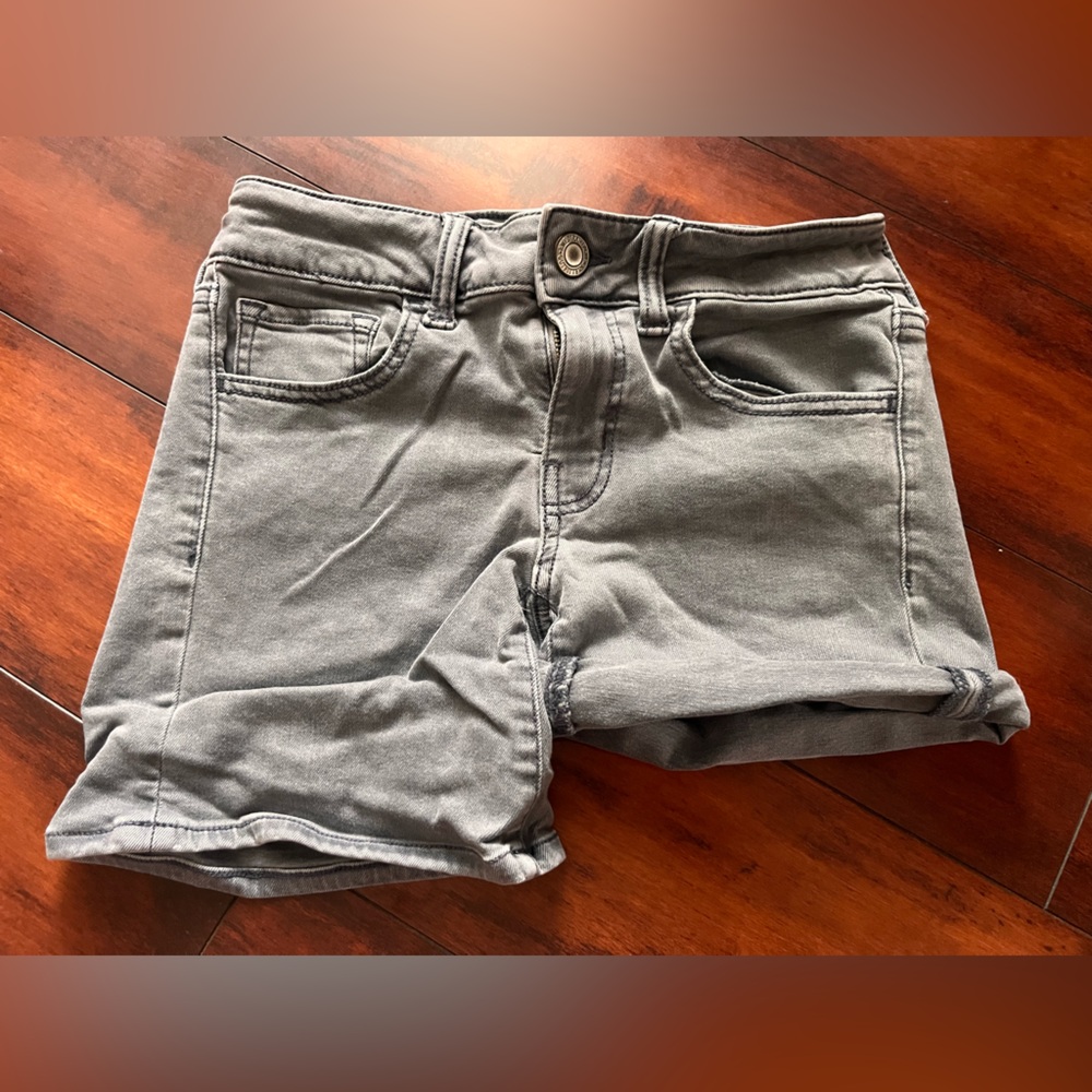 Juniors Women’s size 4 American Eagle gray midi Jean shorts